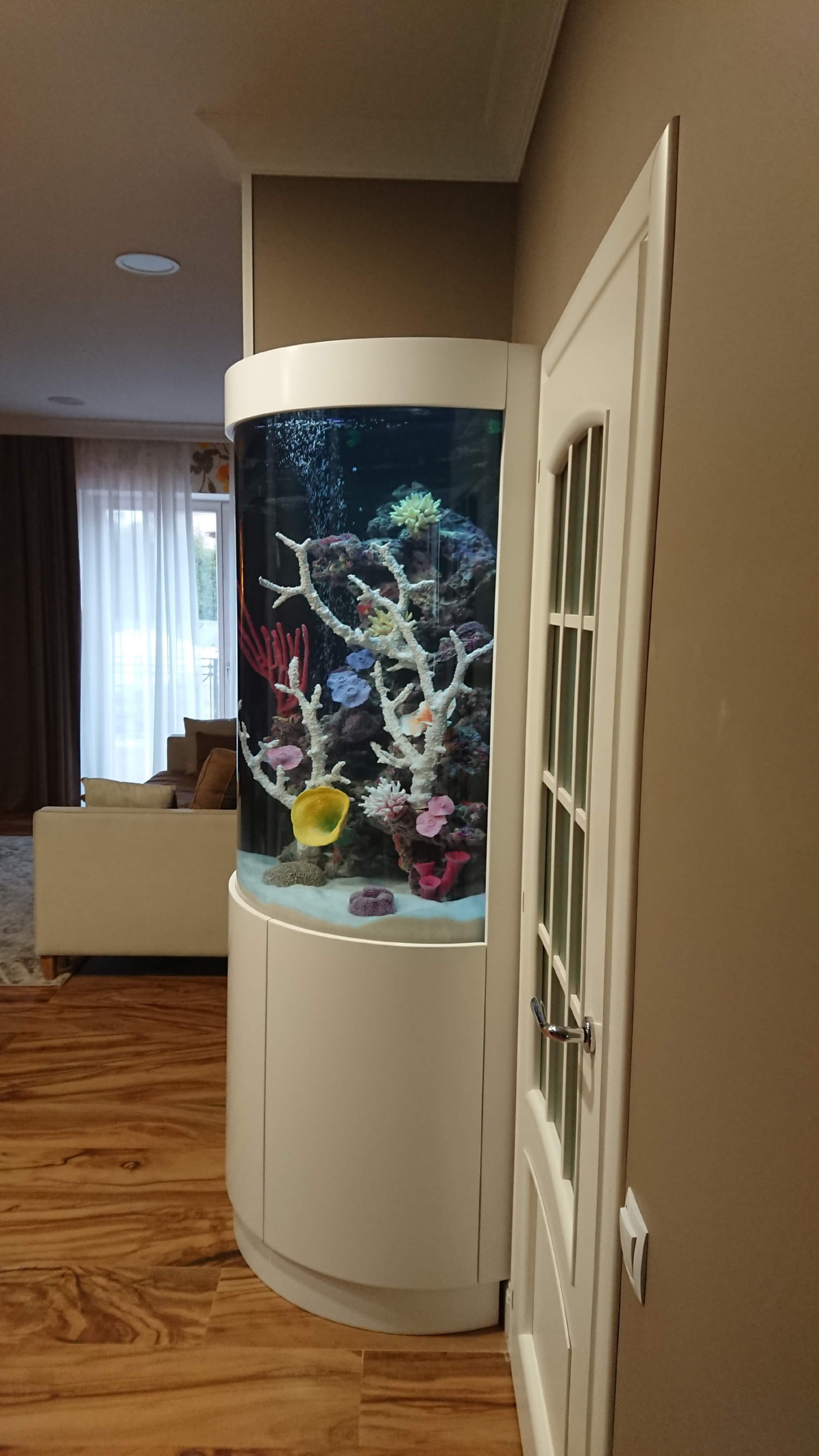 Угловой аквариум в прихожей 500 литров